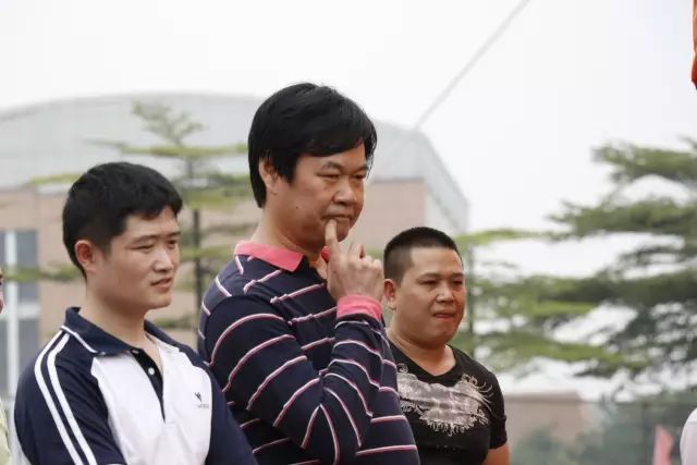 瞧!太阳成tyc122cc集团老师那笃定的眼神!